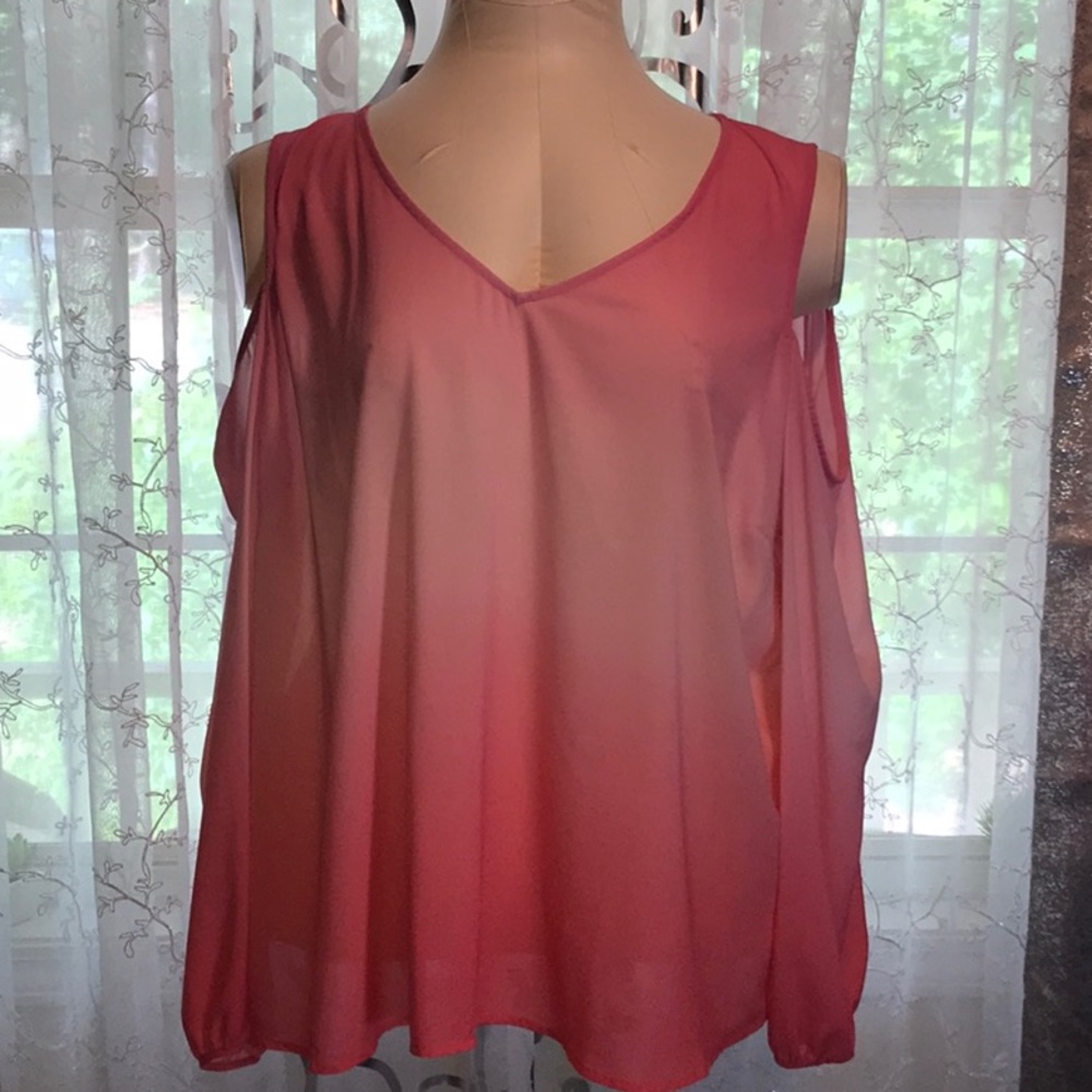 Cold shoulder top 🛍